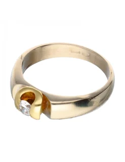 Anillo de oro 18 kl con diamante en el centro solitario