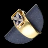 Anillo de oro 18 kl con diseño de bandera.