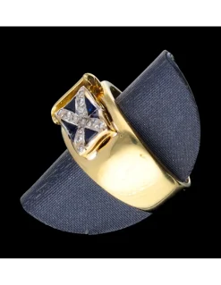 Anillo de oro 18 kl con diseño de bandera.