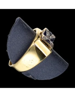 Anillo de oro 18 kl con diseño de bandera.