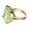 Anillo de oro 18 kl con esmeralda en el centro