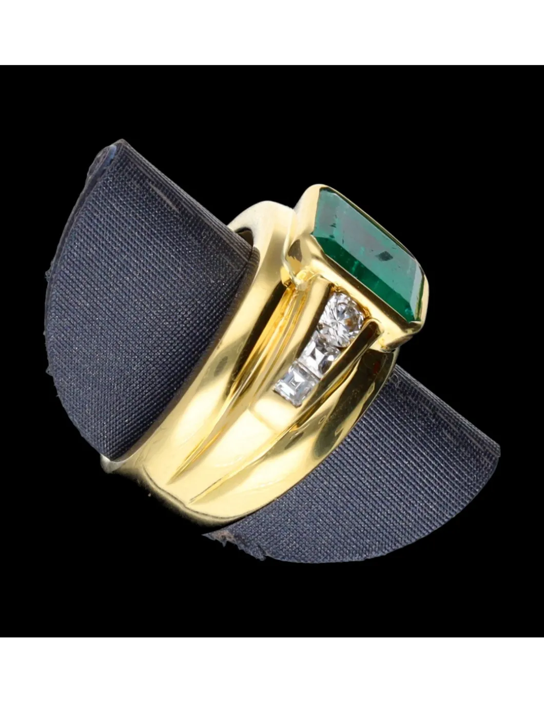 Anillo de oro 18 kl con esmeralda con diamantes
