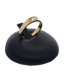 Anillo de oro amarillo 18 Kl con diseño y brillante moissanite