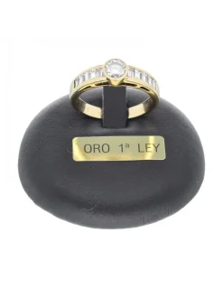 Anillo de oro amarillo 18 K con diseño y brillantes