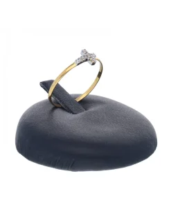 Anillo de oro amarillo 18 Kl con diseño de cruz y zircones