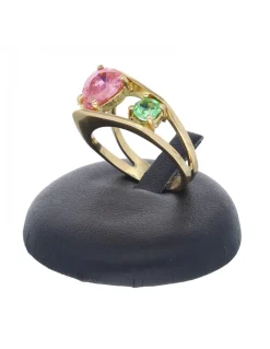 Anillo de oro amarillo 18 Kl con diseño y piedras sintéticas