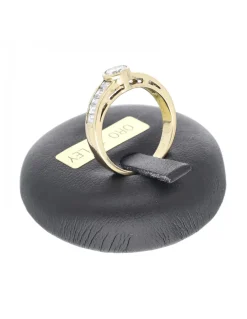 Anillo de oro amarillo 18 K con diseño y brillantes