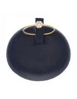 Anillo de oro amarillo 18 Kl con diseño de flor y zircones circundantes