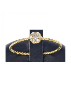 Anillo de oro amarillo 18 Kl con diseño de flor y zircones circundantes