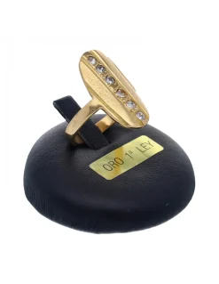 Anillo de oro amarillo con diseño ovalado y circonitas