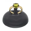 Anillo de oro amarillo con diseño y piedra sintética