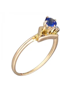 Anillo de Oro amarillo con diseño, 1 Zafiro y 2 Brillantes