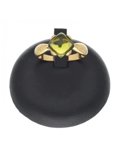 Anillo de oro amarillo con diseño y piedra sintética