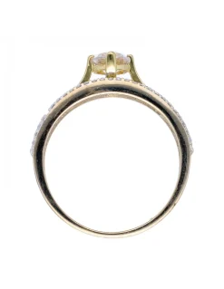 Anillo de oro amarillo con diseño y circonitas