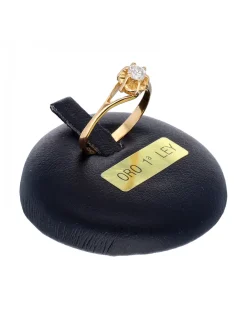 Anillo de oro amarillo 18K con diseño y brillante