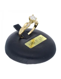 Anillo de oro amarillo 18K con diseño y brillantes