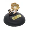 Anillo de oro amarillo 18K con diseño y circón