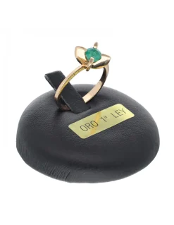 Anillo de oro amarillo 18K con diseño y piedras sintéticas