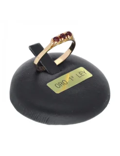 Anillo de oro amarillo 18K con diseño y piedras sintéticas