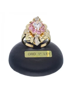 Anillo de oro amarillo 18K con diseño y circonitas