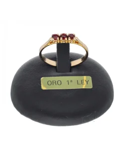Anillo de oro amarillo 18K con diseño y piedras sintéticas