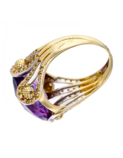 Anillo de oro amarillo 18K con diseño circonitas y amatista sintética