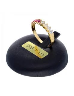 Anillo de oro amarillo 18K con diseño rubíes y circonitas