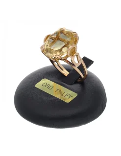 Anillo de oro amarillo 18K con diseño y circón