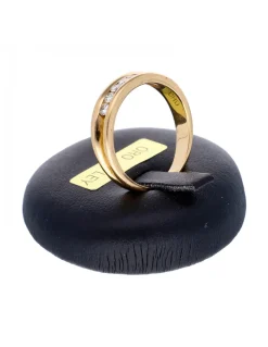 Anillo de oro amarillo 18K con diseño y brillantes