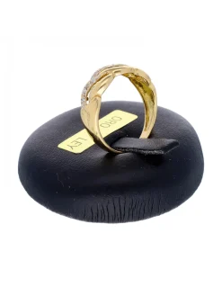 Anillo de oro amarillo 18K con diseño y circonitas