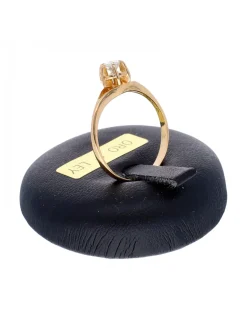 Anillo de oro amarillo 18K con diseño y brillante