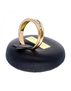 Anillo de oro amarillo 18K con diseño y brillantes