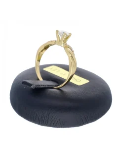 Anillo de oro amarillo 18K con diseño y brillantes