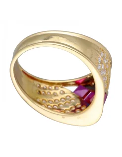 Anillo de Oro amarillo, tipo Coctel, con Brillantes y Rubíes.