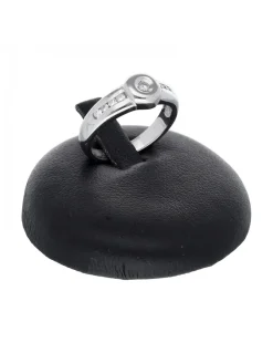 Anillo de oro blanco 18 Kl con diseño y brillantes circundantes