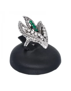 Anillo de oro blanco 18 Kl con diseño brillantes circundantes y piedras sintéticas