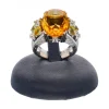 Anillo de oro blanco 18 Kl con diseño piedra central sintética zircones circundantes y brillantes circundantes