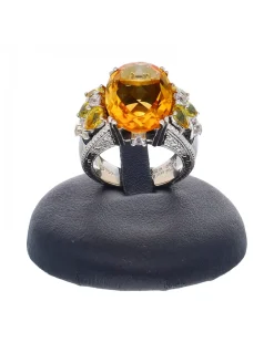 Anillo de oro blanco 18 Kl con diseño piedra central sintética zircones circundantes y brillantes circundantes