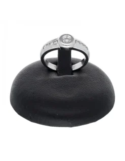 Anillo de oro blanco 18 Kl con diseño y brillantes circundantes