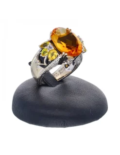 Anillo de oro blanco 18 Kl con diseño piedra central sintética zircones circundantes y brillantes circundantes
