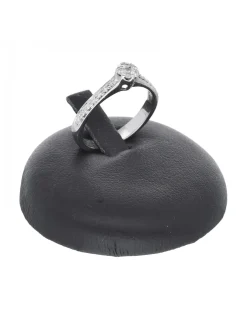 Anillo de oro blanco 18 Kl con diseño y brillantes