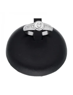 Anillo de oro blanco 18 Kl con diseño y brillantes circundantes