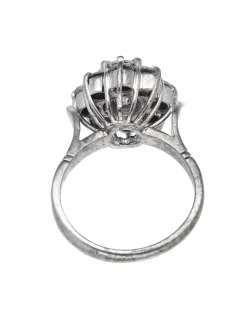 Anillo de oro blanco 18 Kl con diseño y brillantes circundantes