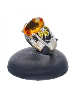 Anillo de oro blanco 18 Kl con diseño piedra central sintética zircones circundantes y brillantes circundantes