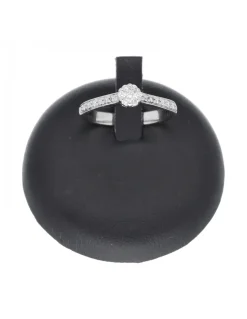 Anillo de oro blanco 18 Kl con diseño y brillantes