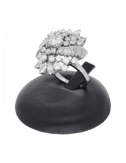 Anillo de oro blanco 18 Kl con diseño y brillantes