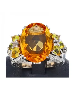 Anillo de oro blanco 18 Kl con diseño piedra central sintética zircones circundantes y brillantes circundantes