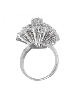 Anillo de oro blanco 18 Kl con diseño y brillantes