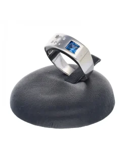 Anillo Oro blanco 18 K con diseño y zircones circundantes