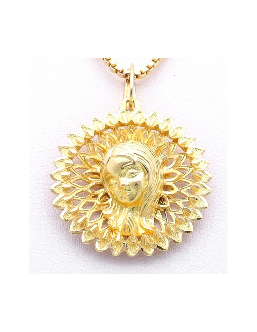 Cadena de Oro amarillo, con colgante religioso de la Virgen niña